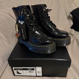 Dr. Martens VEGAN JADON
BOOT MARC
JACOBS
PLATFORMS